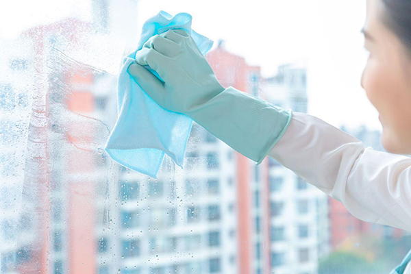 過年找保潔擦玻璃